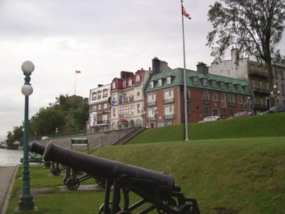 Photo from the Terrasse Dufferin (boardwalk). Cannons from the 1800's. Houses are on an extension of Rue des Carrieres.
