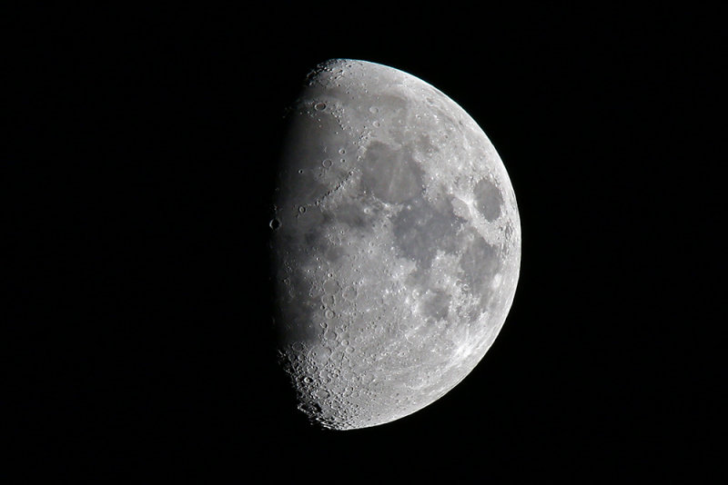 700 mm moon small 5DM30844.jpg
