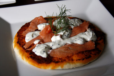 Mini Pizza met Zalm en Dille Sausje