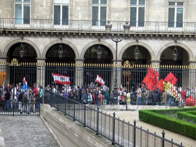Louvre - Middle East protest outside