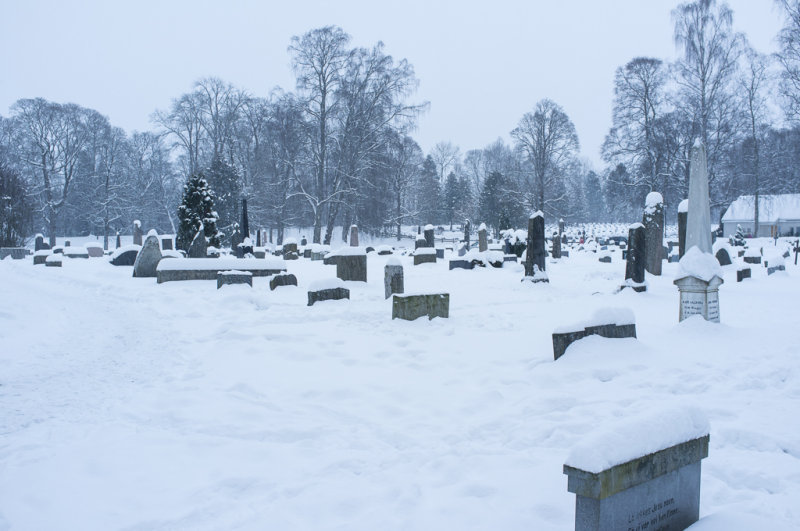 Vi er p kirkegrden og tenner lys p familiegraven