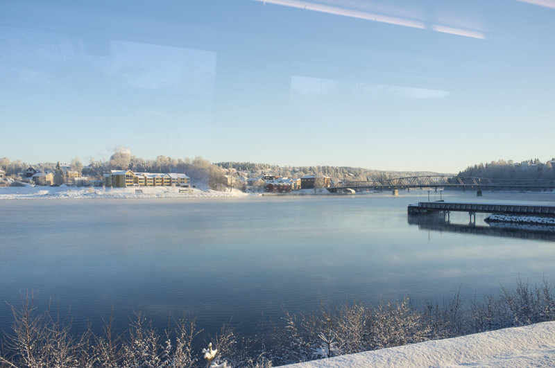 Tredje dag jul, hjem til Oslo. Utsikt fra togvinduet, sol og sn.