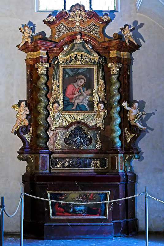 The side chapel altar, closer up