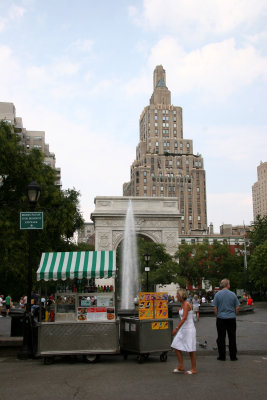 Refreshments, Fountain, Arch & One 5th Avenue