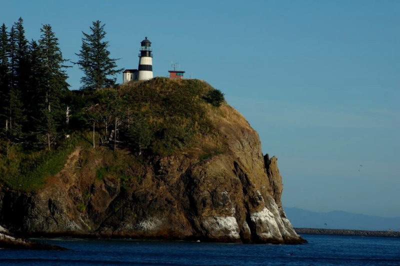 LIGHTHOUSE OVERLOOKING THE OCEAN