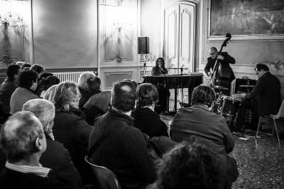 Mara Waldron trio
