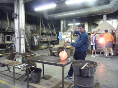 Master shaping glass on the marver