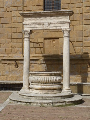 Ancient well outside the Palazzo Piccolomini