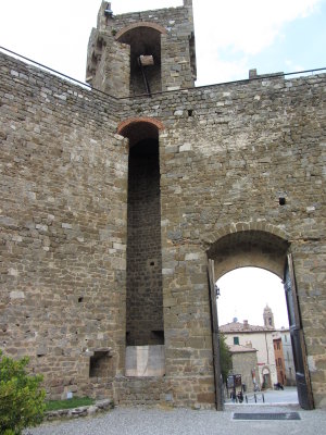 Fortress tower - note wooden ladder at the top, and Sunni waiting for us on a bench through the arch and down the street