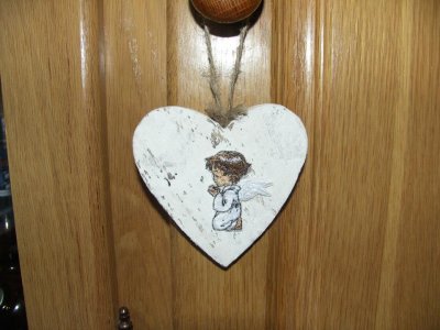 houten hart met geborduurt engeltje