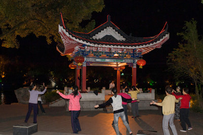 Guilin - women get together and dance on the street !