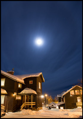 Moon halo a cold evening in Kiruna - Lapland
