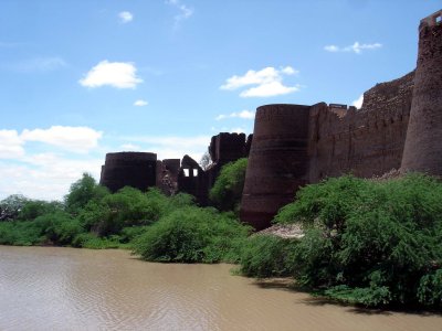 Derawar Fort: it's big, it's crumbling, and it's locked