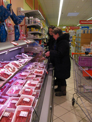 Finding and making choices in the meat section .. 7126