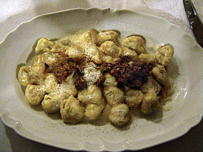 Tortellini in a cream sauce with ragù .. 5029
