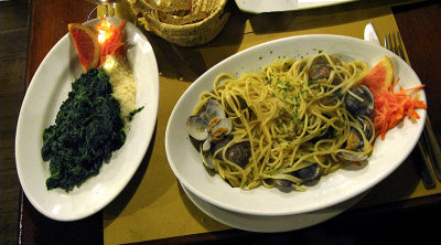 Spaghetti with clams and a side of spinach .. 5402_3