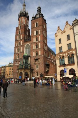 Krakow St Marys Basilica.JPG