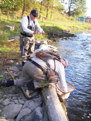 Guide cradles the trout 1052.jpg