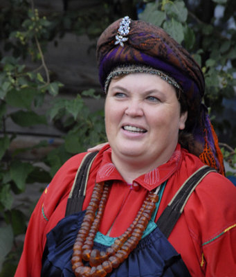 Galina Chebunina w traditonal headpiece, kichka and amber necklace 059.jpg