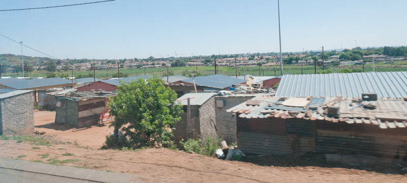Bidonville en bordure de la route, Johannesburg