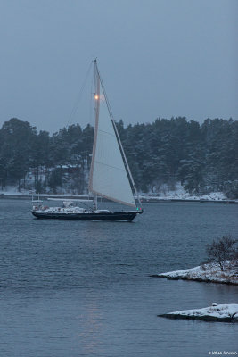 Några seglarentusiaster passerade i skymmningen, vi konstaterade att paddling nog är att föredra ändå..