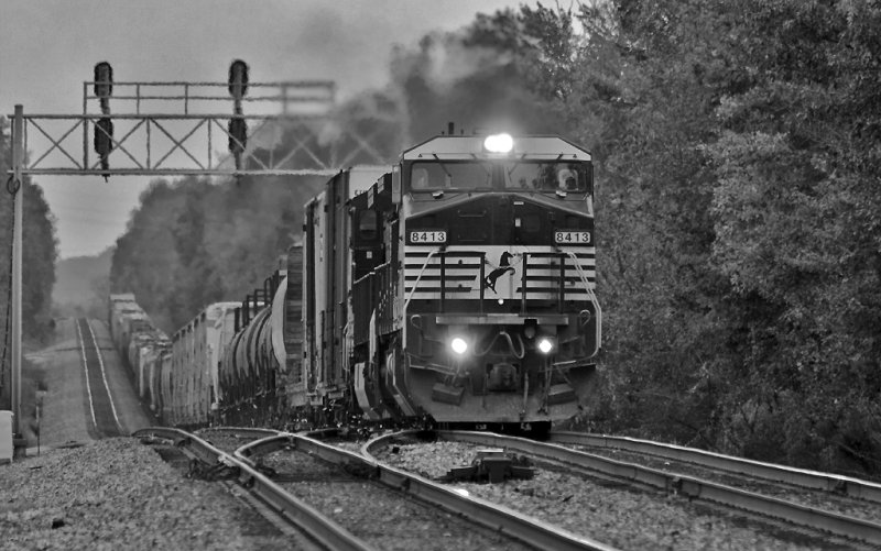 NS 114 heads north at Gradison under a darkening sky. 