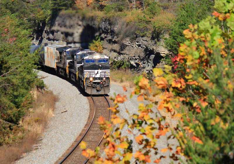 Southbound NS 68E at Parkers Lake 