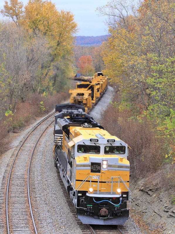 EMDX 1201 leads NS 055 at West Waddy 