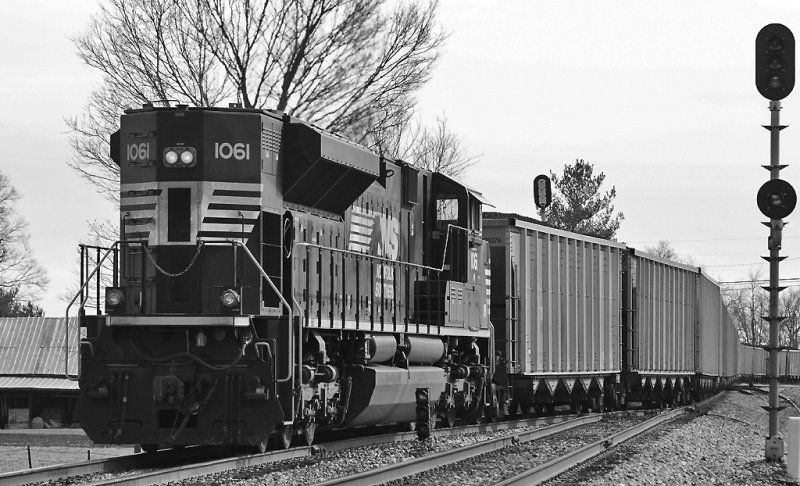 Long hood forward EMD...not a problem.  The DP on train 76J at East Talmage 