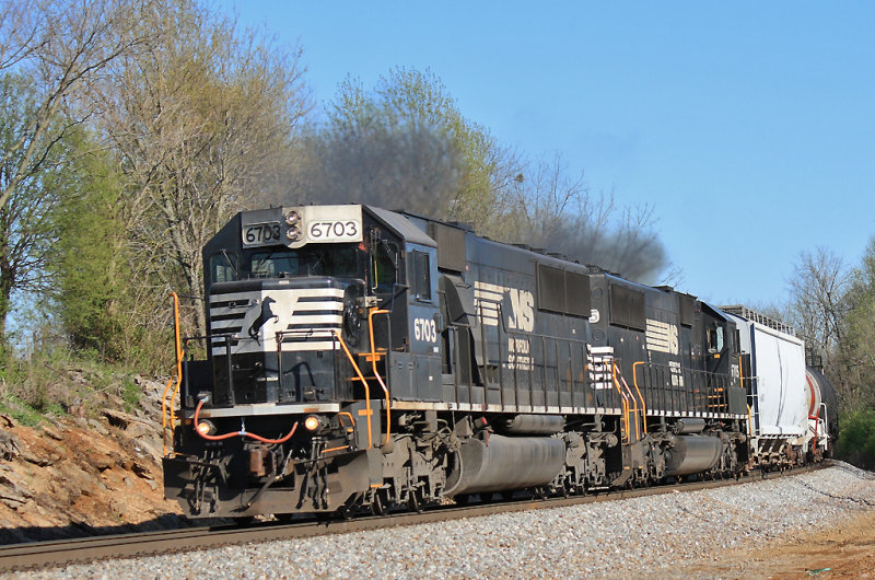 A pair of SD60s bring train 375 off the wye and West towards Louisville 