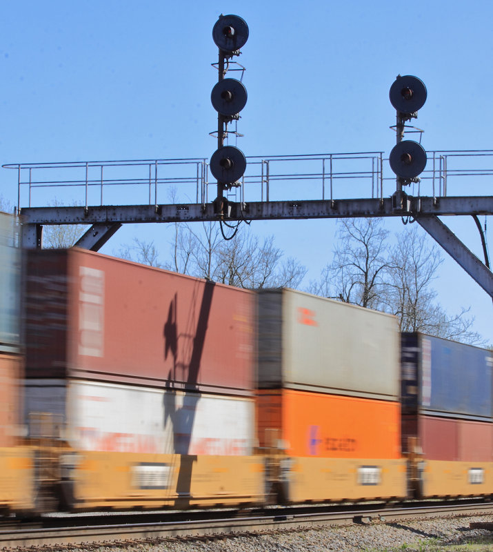 I would love to have seen all the things those old signals have seen pass under them. NS 23G streaks South at Jct. City 