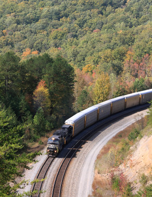 NS 197 glides around the curve on the North side of Deep Hollow KY 