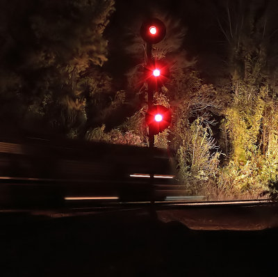 A rare 3 headed set of GRS searchlight signals protect the yard lead as train 23G plunges into tunnel 25