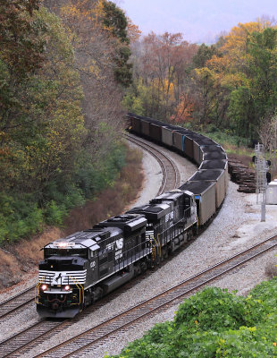 Southbound 890 eases around the curve at CP Strange, with 90 loads of Wentern KY coal for the TVA 