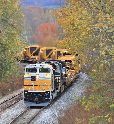 EMDX 1201 leads NS 055 up the West slope of Waddy Hill 