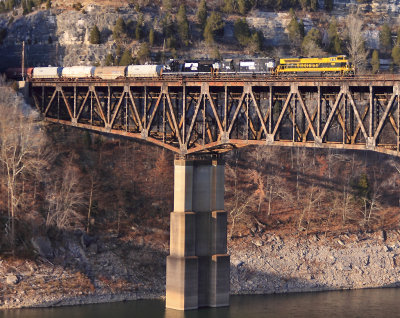 Virginian 1069 brings Southbound train 117 across the Cumberland River at Burnside 