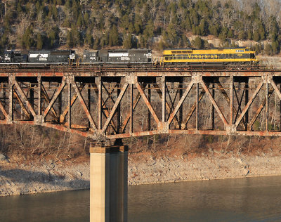 NS 117 eases across the Cumberland River at Burnside, moments away from a crew change 