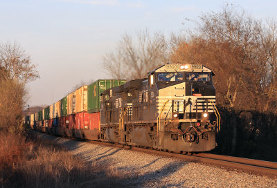 Southbound stacks race the setting sun to Chattanooga 