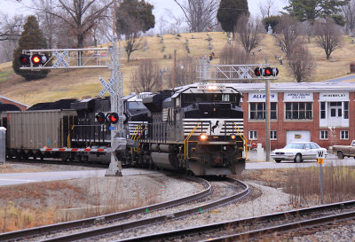 NS 1050 brings P&L train LSX1 off the Armstrong mine lead at McHenry Ky 