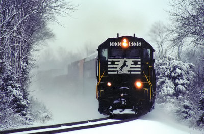 NS 6636 with a Eastbound train in the snow at West Talmage KY 