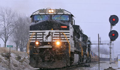 An angle only good on a cloudy day...NS 216 gets the long string of Northbound UPS and Fed-Ex traffic back on the move at Palm