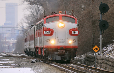 RJC 1941 leads P047 across the CSX at Frankfort Ave in Louisville, headed for home rails at HK Tower 