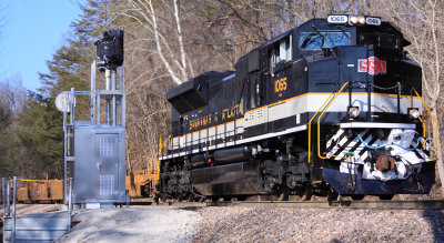 NS I-23 eases down Duncan Hill, passing a soon to be gone set of Southern searchlight signals