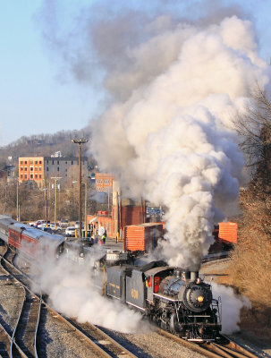 With almost 500 passengers on board, 630 makes a smokey departure from Bristol Va