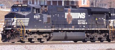 NS 8927 is sporting the all to common burnt GE look, as it leads NS 275 South 