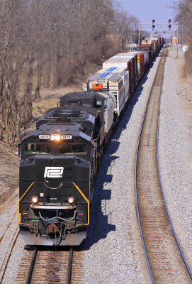 Yankee Green leads NS 117 as the train tops over Erlanger Hill, Southbound on the CNO&TP 