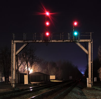 The old GRS searchlights at Junction City show a Diverging Clear for train 111