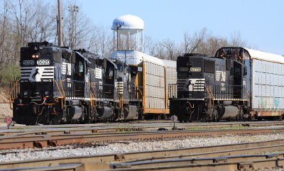 TD-04 works the East yard in Danville, passing train 200's power