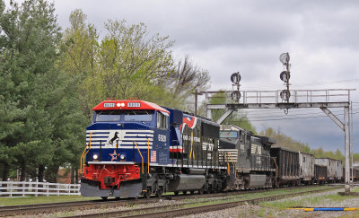 4000hp of rolling tribute to the protectors of our freedom, NS 6920, under an angry sky at Junction City KY 