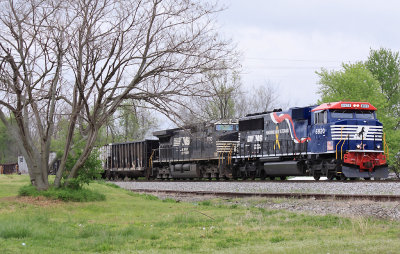 NS 6920, the Veterans unit, leads train 179 South at Burgin Ky 